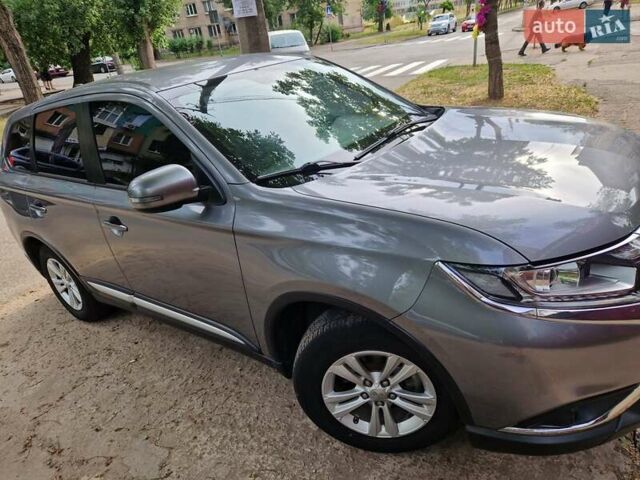 Серый Мицубиси Аутлендер, объемом двигателя 2 л и пробегом 150 тыс. км за 19000 $, фото 1 на Automoto.ua