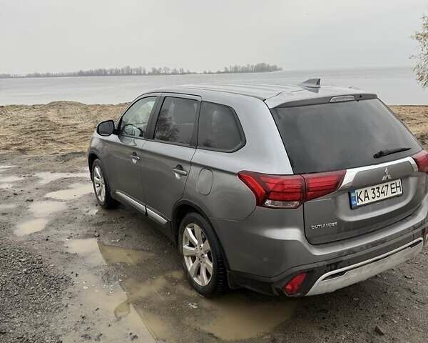 Серый Мицубиси Аутлендер, объемом двигателя 2 л и пробегом 179 тыс. км за 20000 $, фото 2 на Automoto.ua