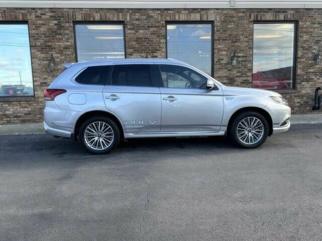 Серый Мицубиси Аутлендер, объемом двигателя 2.4 л и пробегом 21 тыс. км за 15600 $, фото 2 на Automoto.ua