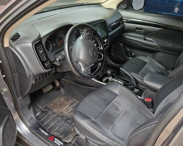 Серый Мицубиси Аутлендер, объемом двигателя 2 л и пробегом 150 тыс. км за 19000 $, фото 3 на Automoto.ua