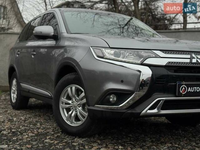 Серый Мицубиси Аутлендер, объемом двигателя 2 л и пробегом 122 тыс. км за 20990 $, фото 2 на Automoto.ua