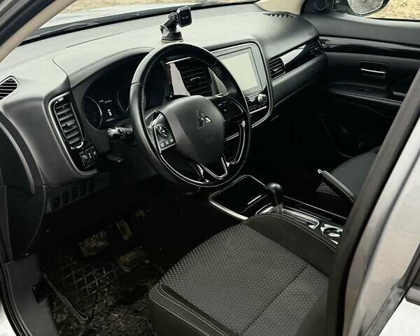 Серый Мицубиси Аутлендер, объемом двигателя 2 л и пробегом 179 тыс. км за 20000 $, фото 3 на Automoto.ua