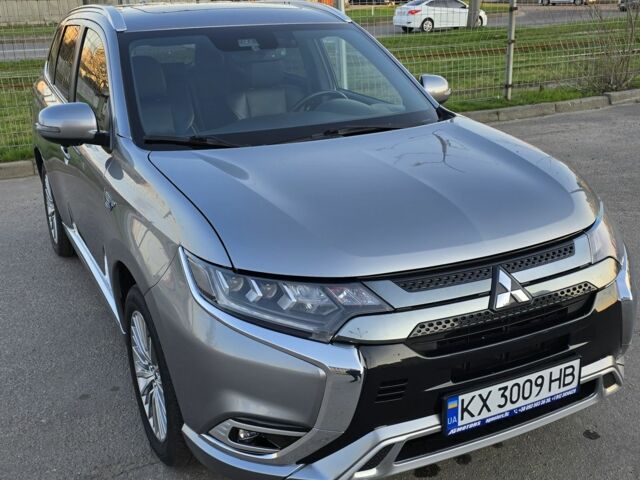 Серый Мицубиси Аутлендер, объемом двигателя 2.4 л и пробегом 97 тыс. км за 30500 $, фото 1 на Automoto.ua