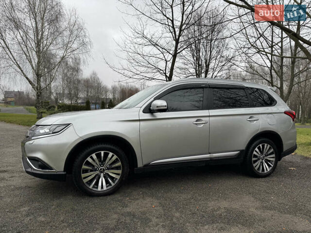 Серый Мицубиси Аутлендер, объемом двигателя 2.36 л и пробегом 142 тыс. км за 21500 $, фото 1 на Automoto.ua