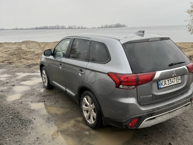 Сірий Міцубісі Аутлендер, об'ємом двигуна 2 л та пробігом 179 тис. км за 20000 $, фото 3 на Automoto.ua