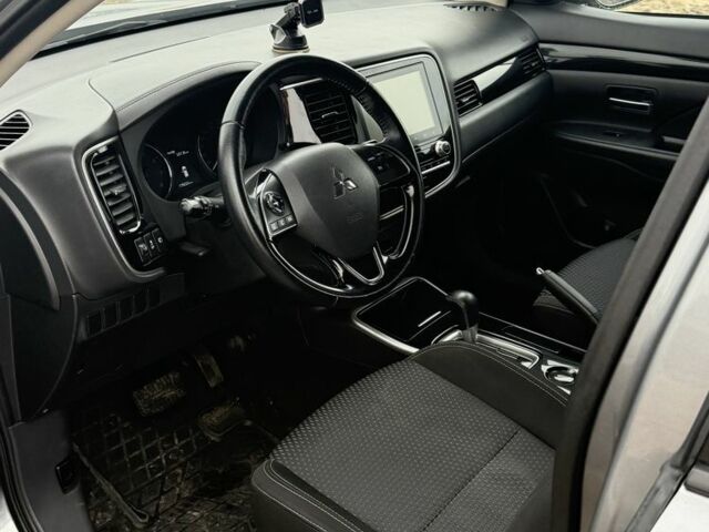 Сірий Міцубісі Аутлендер, об'ємом двигуна 2 л та пробігом 179 тис. км за 20000 $, фото 4 на Automoto.ua