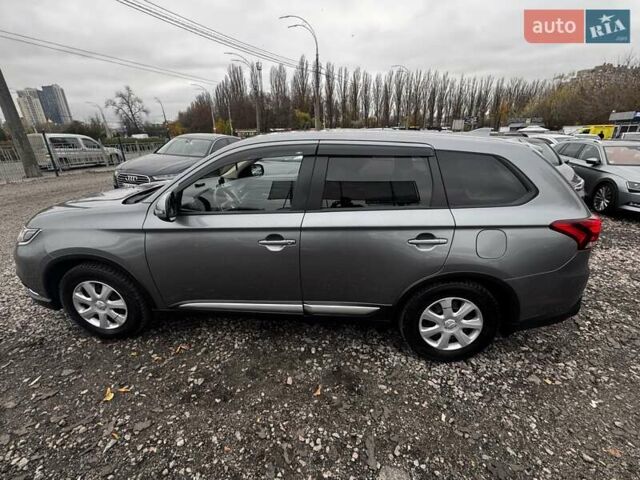 Серый Мицубиси Аутлендер, объемом двигателя 2 л и пробегом 122 тыс. км за 19988 $, фото 4 на Automoto.ua