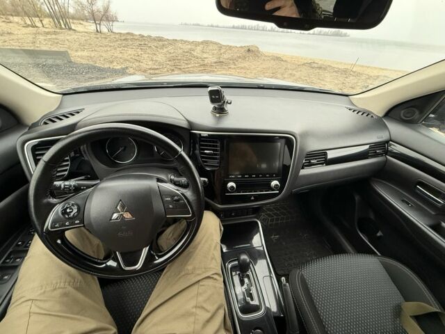 Сірий Міцубісі Аутлендер, об'ємом двигуна 2 л та пробігом 179 тис. км за 20000 $, фото 5 на Automoto.ua