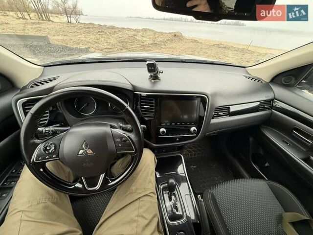 Серый Мицубиси Аутлендер, объемом двигателя 2 л и пробегом 179 тыс. км за 20000 $, фото 4 на Automoto.ua