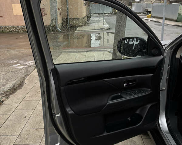 Сірий Міцубісі Аутлендер, об'ємом двигуна 2 л та пробігом 63 тис. км за 22500 $, фото 13 на Automoto.ua