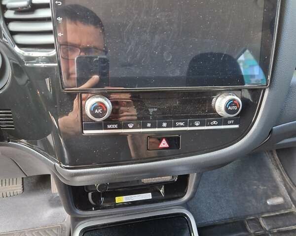 Серый Мицубиси Аутлендер, объемом двигателя 2 л и пробегом 150 тыс. км за 19000 $, фото 5 на Automoto.ua