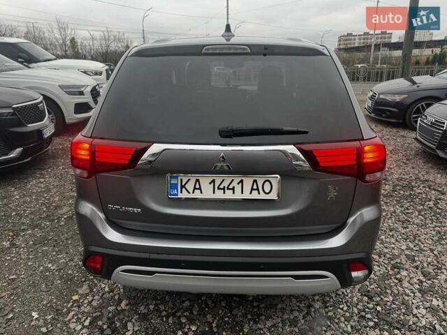 Серый Мицубиси Аутлендер, объемом двигателя 2 л и пробегом 122 тыс. км за 19988 $, фото 8 на Automoto.ua