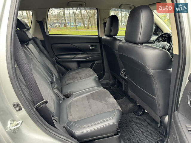 Серый Мицубиси Аутлендер, объемом двигателя 2.36 л и пробегом 142 тыс. км за 21500 $, фото 21 на Automoto.ua