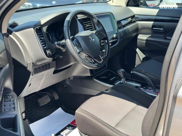 Серый Мицубиси Аутлендер, объемом двигателя 2 л и пробегом 58 тыс. км за 21790 $, фото 11 на Automoto.ua