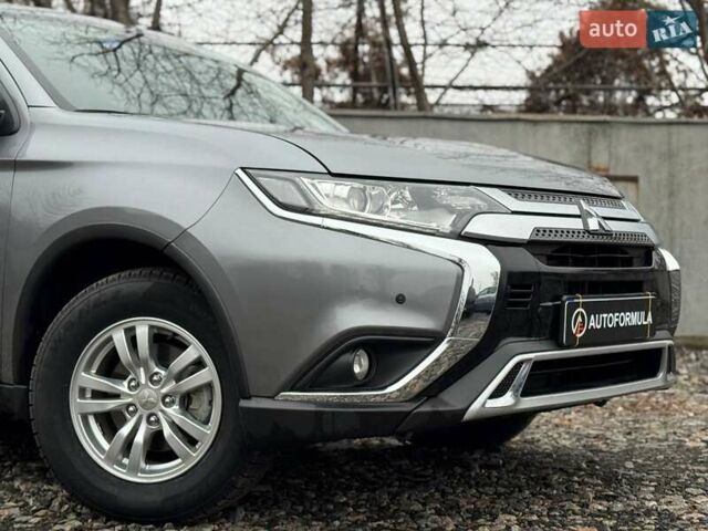 Серый Мицубиси Аутлендер, объемом двигателя 2 л и пробегом 122 тыс. км за 20990 $, фото 1 на Automoto.ua