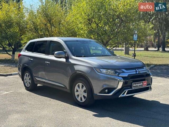 Серый Мицубиси Аутлендер, объемом двигателя 2 л и пробегом 58 тыс. км за 20490 $, фото 6 на Automoto.ua