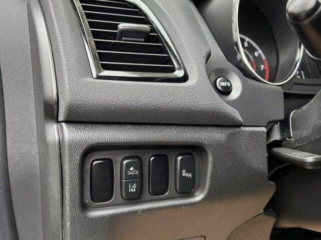 Серый Мицубиси Аутлендер, объемом двигателя 2 л и пробегом 49 тыс. км за 12600 $, фото 10 на Automoto.ua