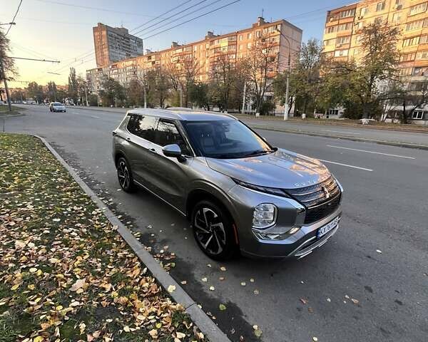 Серый Мицубиси Аутлендер, объемом двигателя 2.49 л и пробегом 63 тыс. км за 25600 $, фото 3 на Automoto.ua
