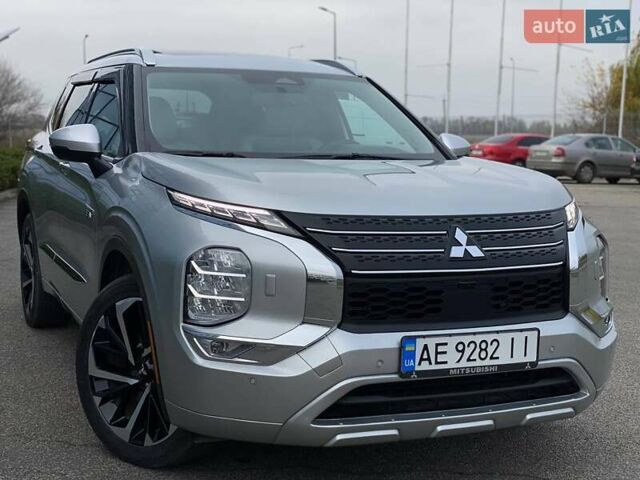Серый Мицубиси Аутлендер, объемом двигателя 2.36 л и пробегом 26 тыс. км за 37000 $, фото 3 на Automoto.ua