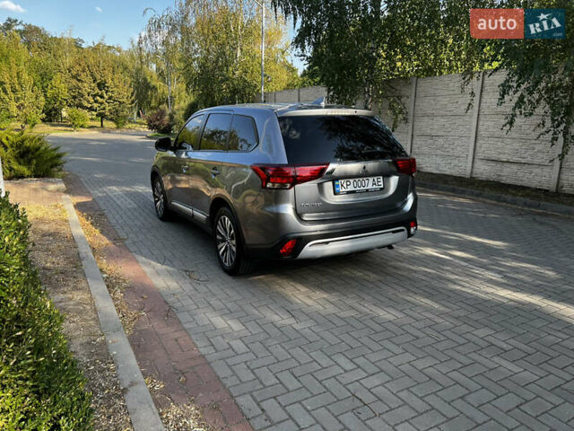 Серый Мицубиси Аутлендер, объемом двигателя 2 л и пробегом 52 тыс. км за 22000 $, фото 3 на Automoto.ua