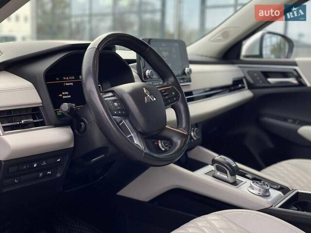 Серый Мицубиси Аутлендер, объемом двигателя 2.36 л и пробегом 26 тыс. км за 37000 $, фото 11 на Automoto.ua