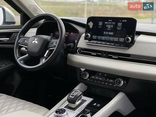 Серый Мицубиси Аутлендер, объемом двигателя 2.36 л и пробегом 26 тыс. км за 37000 $, фото 21 на Automoto.ua