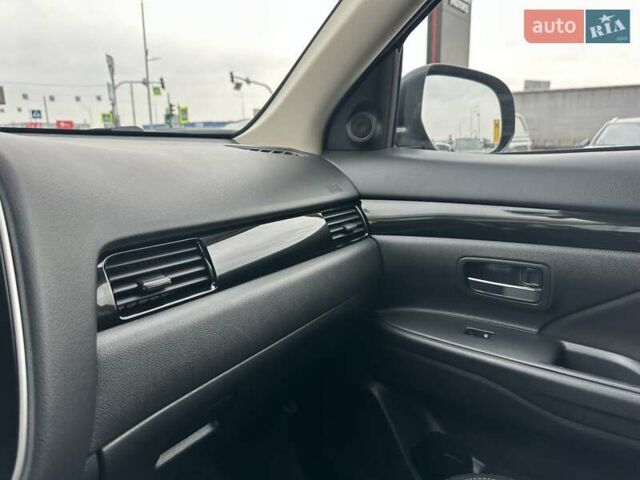 Сірий Міцубісі Аутлендер, об'ємом двигуна 2 л та пробігом 46 тис. км за 20900 $, фото 24 на Automoto.ua