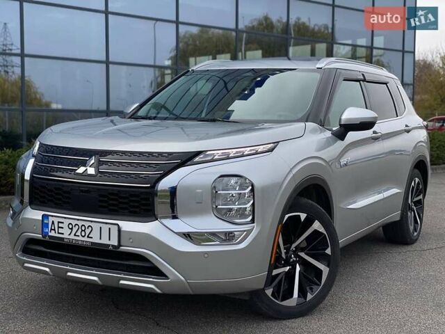 Серый Мицубиси Аутлендер, объемом двигателя 2.36 л и пробегом 26 тыс. км за 37000 $, фото 2 на Automoto.ua