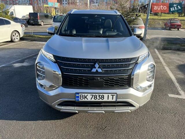 Серый Мицубиси Аутлендер, объемом двигателя 2.49 л и пробегом 38 тыс. км за 24999 $, фото 2 на Automoto.ua