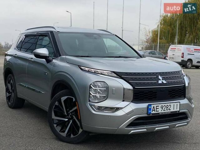 Серый Мицубиси Аутлендер, объемом двигателя 2.36 л и пробегом 26 тыс. км за 37000 $, фото 1 на Automoto.ua