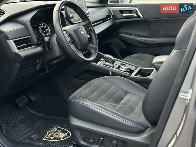 Серый Мицубиси Аутлендер, объемом двигателя 2.49 л и пробегом 24 тыс. км за 27500 $, фото 10 на Automoto.ua