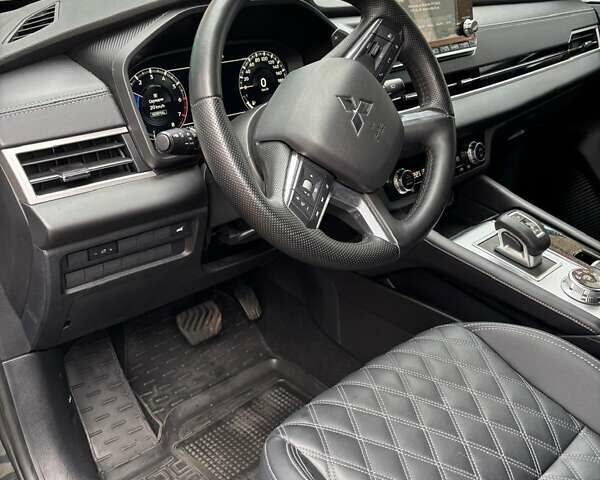 Серый Мицубиси Аутлендер, объемом двигателя 2.49 л и пробегом 11 тыс. км за 38000 $, фото 8 на Automoto.ua