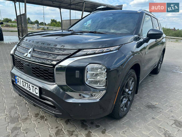 Серый Мицубиси Аутлендер, объемом двигателя 2.36 л и пробегом 7 тыс. км за 47000 $, фото 3 на Automoto.ua