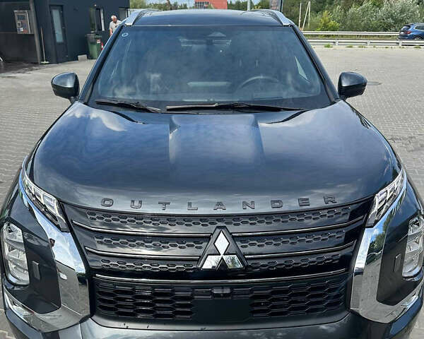 Серый Мицубиси Аутлендер, объемом двигателя 2.36 л и пробегом 7 тыс. км за 47000 $, фото 1 на Automoto.ua