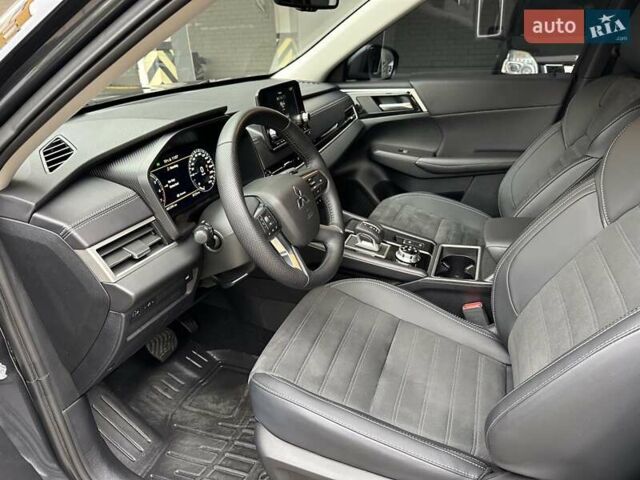 Серый Мицубиси Аутлендер, объемом двигателя 2.49 л и пробегом 6 тыс. км за 34900 $, фото 31 на Automoto.ua