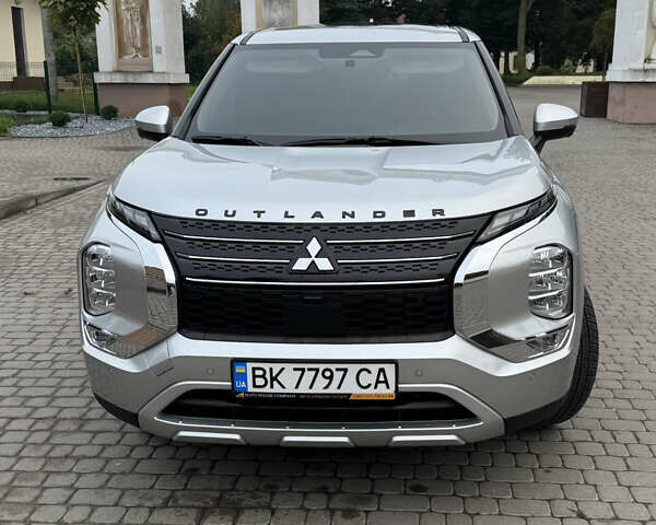 Серый Мицубиси Аутлендер, объемом двигателя 2.49 л и пробегом 2 тыс. км за 27500 $, фото 1 на Automoto.ua