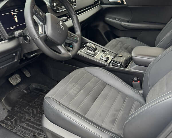 Серый Мицубиси Аутлендер, объемом двигателя 2.49 л и пробегом 2 тыс. км за 27500 $, фото 10 на Automoto.ua