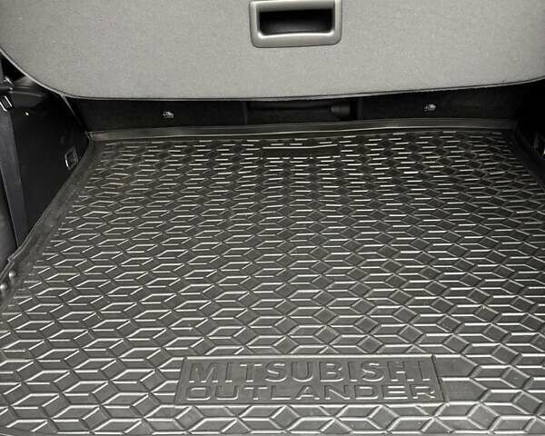 Серый Мицубиси Аутлендер, объемом двигателя 2.49 л и пробегом 11 тыс. км за 38000 $, фото 19 на Automoto.ua