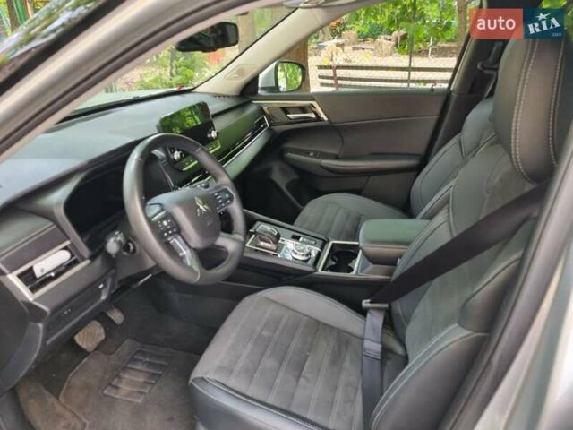 Серый Мицубиси Аутлендер, объемом двигателя 2.49 л и пробегом 3 тыс. км за 32000 $, фото 3 на Automoto.ua