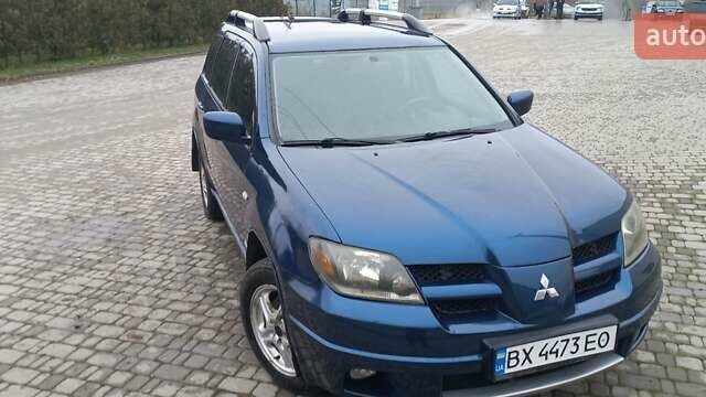 Синий Мицубиси Аутлендер, объемом двигателя 2 л и пробегом 400 тыс. км за 4400 $, фото 1 на Automoto.ua