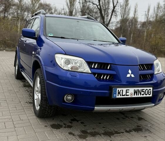 Синий Мицубиси Аутлендер, объемом двигателя 2.4 л и пробегом 243 тыс. км за 5000 $, фото 3 на Automoto.ua