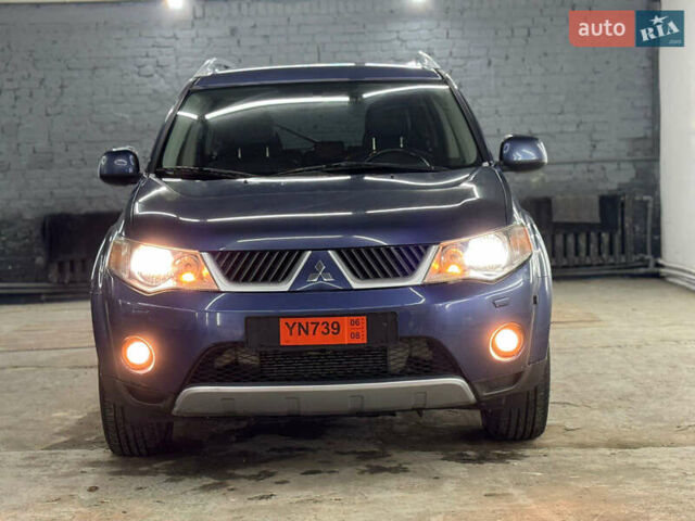 Синий Мицубиси Аутлендер, объемом двигателя 2 л и пробегом 228 тыс. км за 7999 $, фото 3 на Automoto.ua