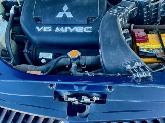 Синий Мицубиси Аутлендер, объемом двигателя 3 л и пробегом 228 тыс. км за 9000 $, фото 10 на Automoto.ua