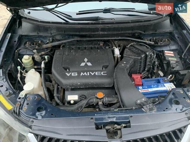 Синий Мицубиси Аутлендер, объемом двигателя 3 л и пробегом 383 тыс. км за 9000 $, фото 6 на Automoto.ua