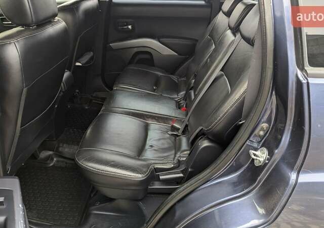 Синий Мицубиси Аутлендер, объемом двигателя 3 л и пробегом 382 тыс. км за 8200 $, фото 1 на Automoto.ua