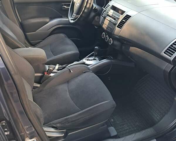 Синий Мицубиси Аутлендер, объемом двигателя 2.4 л и пробегом 160 тыс. км за 8800 $, фото 2 на Automoto.ua