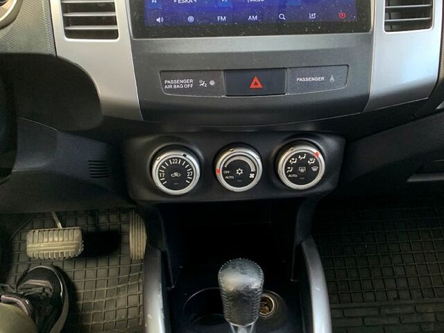 Синий Мицубиси Аутлендер, объемом двигателя 24 л и пробегом 205 тыс. км за 8300 $, фото 5 на Automoto.ua