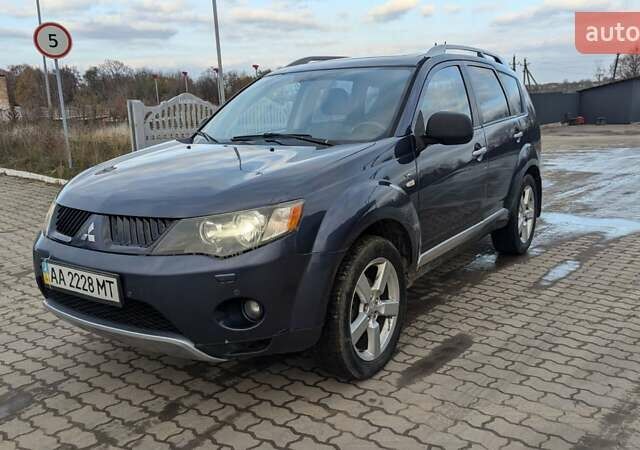 Синий Мицубиси Аутлендер, объемом двигателя 3 л и пробегом 382 тыс. км за 8200 $, фото 4 на Automoto.ua