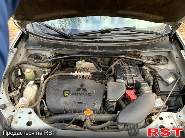 Синий Мицубиси Аутлендер, объемом двигателя 24 л и пробегом 205 тыс. км за 8300 $, фото 2 на Automoto.ua