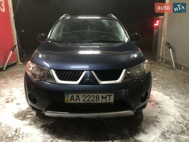 Синий Мицубиси Аутлендер, объемом двигателя 3 л и пробегом 340 тыс. км за 9555 $, фото 2 на Automoto.ua